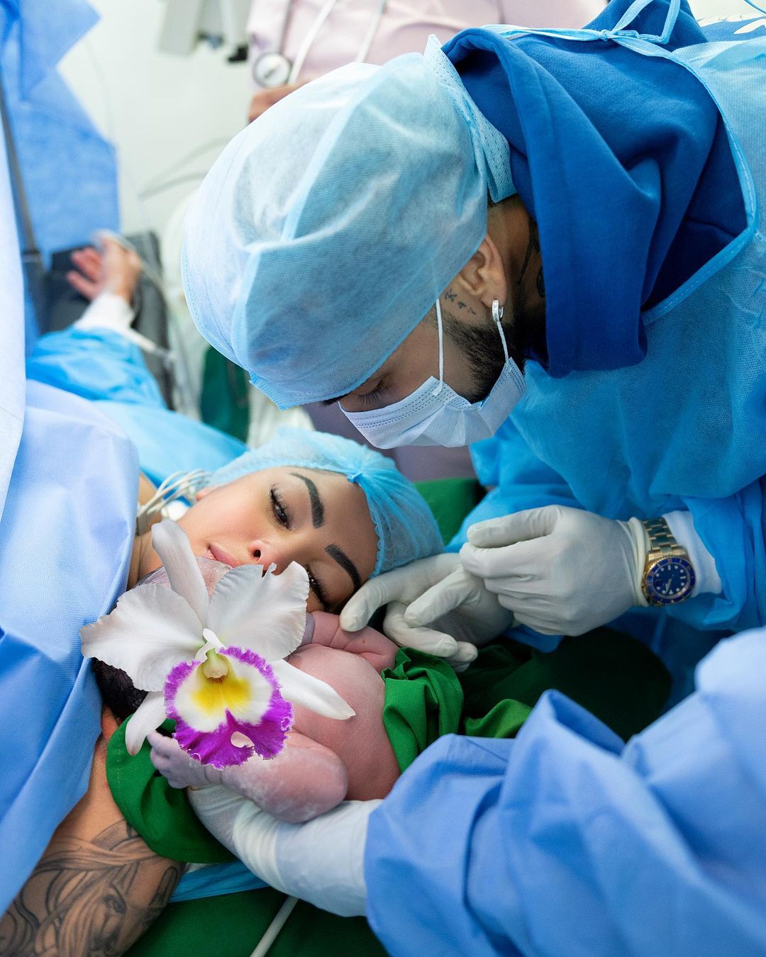 Anuel AA was there for his former wife, Yailin la Mas Viral, when she gave birth to their baby daughter, despite their split and alleged divorce.