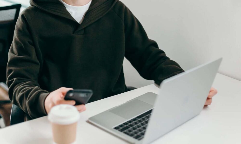 The Psychology of Online Gambling: Why We Love to Play and How to Maintain Balance