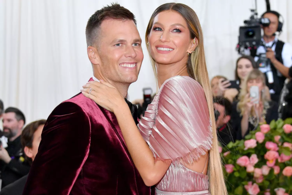 Tom Brady and Gisele Bündchen at the 2016 Met Gala red carpet