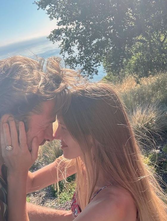 Lindsay Rae Hofmann and her boyfriend Scott Speedman are engaged.