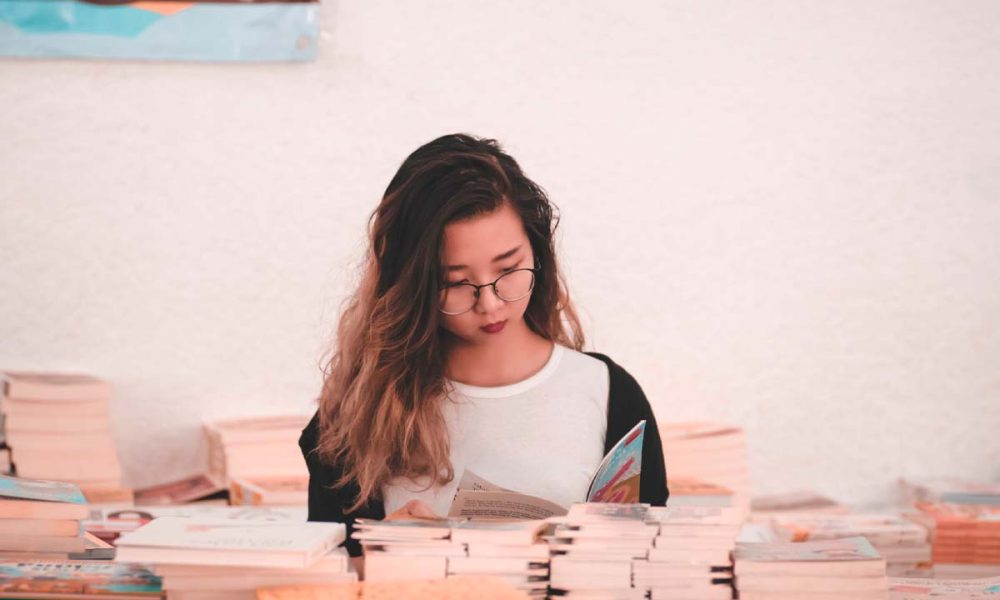 Looking for a Pair of Glamorous Reading Glasses? The Top 5 Elegant Readers to Consider