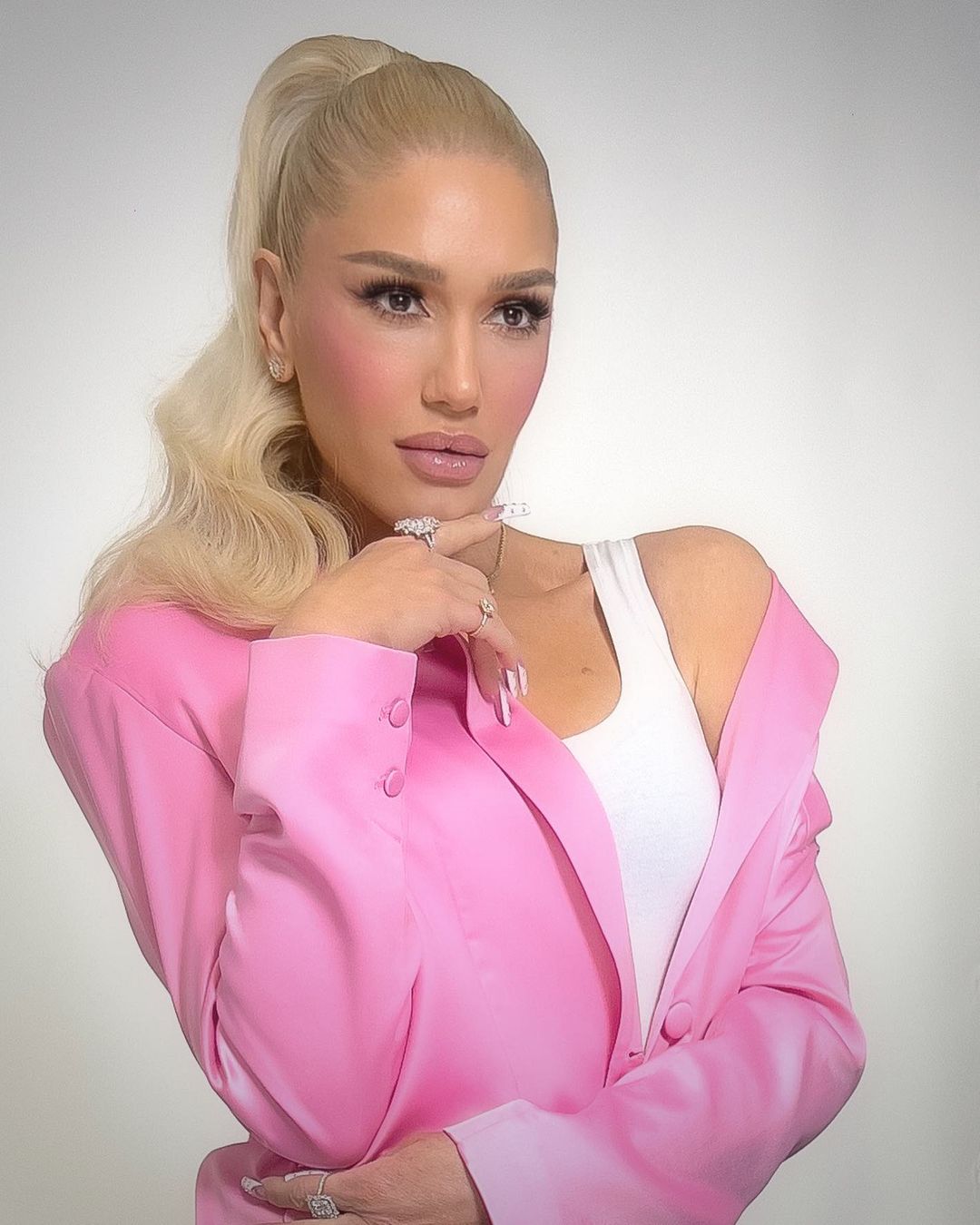 Gwen Stefani has been accused of getting a new face because of plastic surgery.