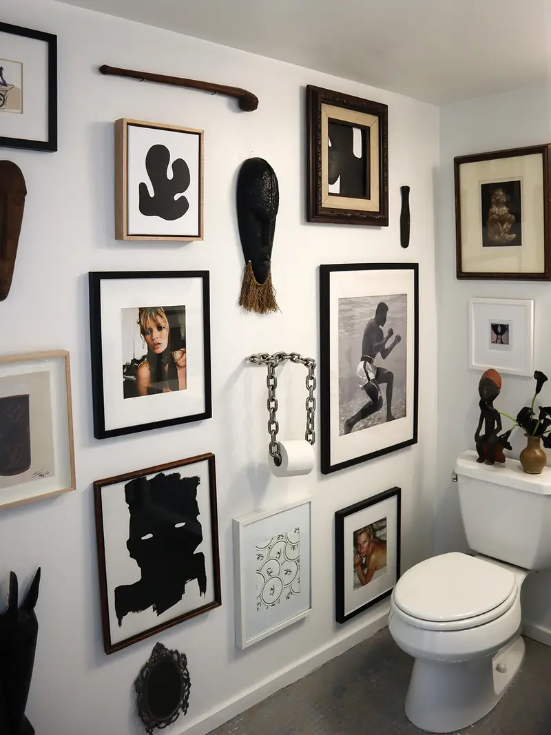 Hannah Polskin's bathroom decor.
