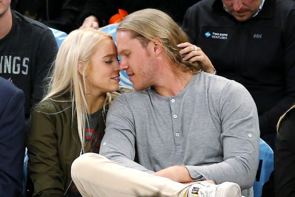Alex Cooper and Noah Syndergaard at a Knicks game. (Photo: Charles Wenzelberg)