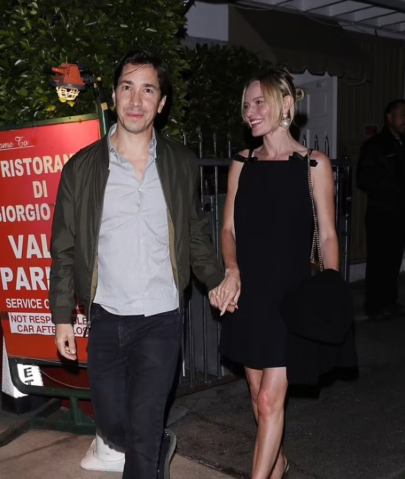Justin Long and his girlfriend Kate Bosworth came out holding hands after a romantic dinner