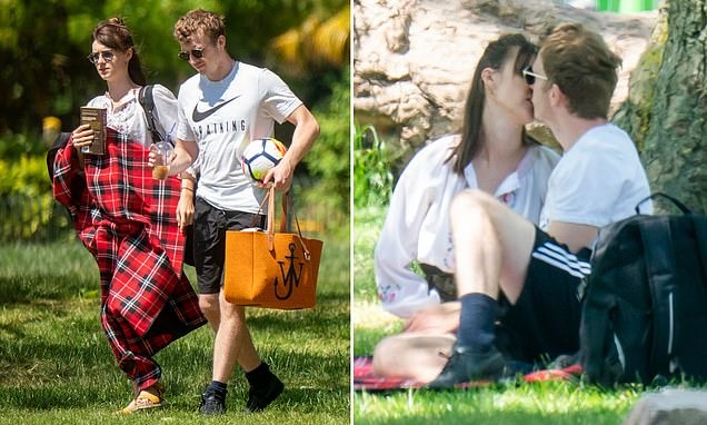 Daisy Edgar-Jones and her former boyfriend Tom Varey clicked during a romantic picnic.
