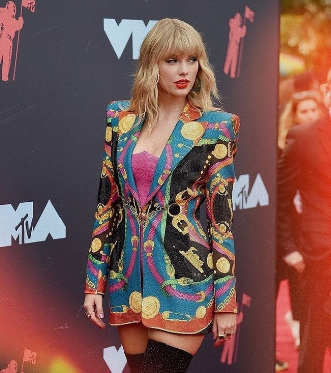 Taylor Swift posing at 2019 VMAS 