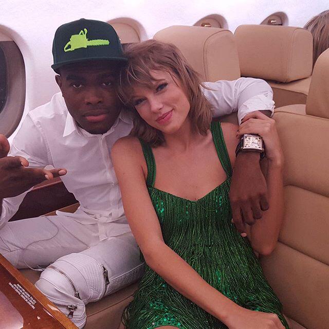 Taylor Swift with Jamaican singer Omi in her private jet in 2015