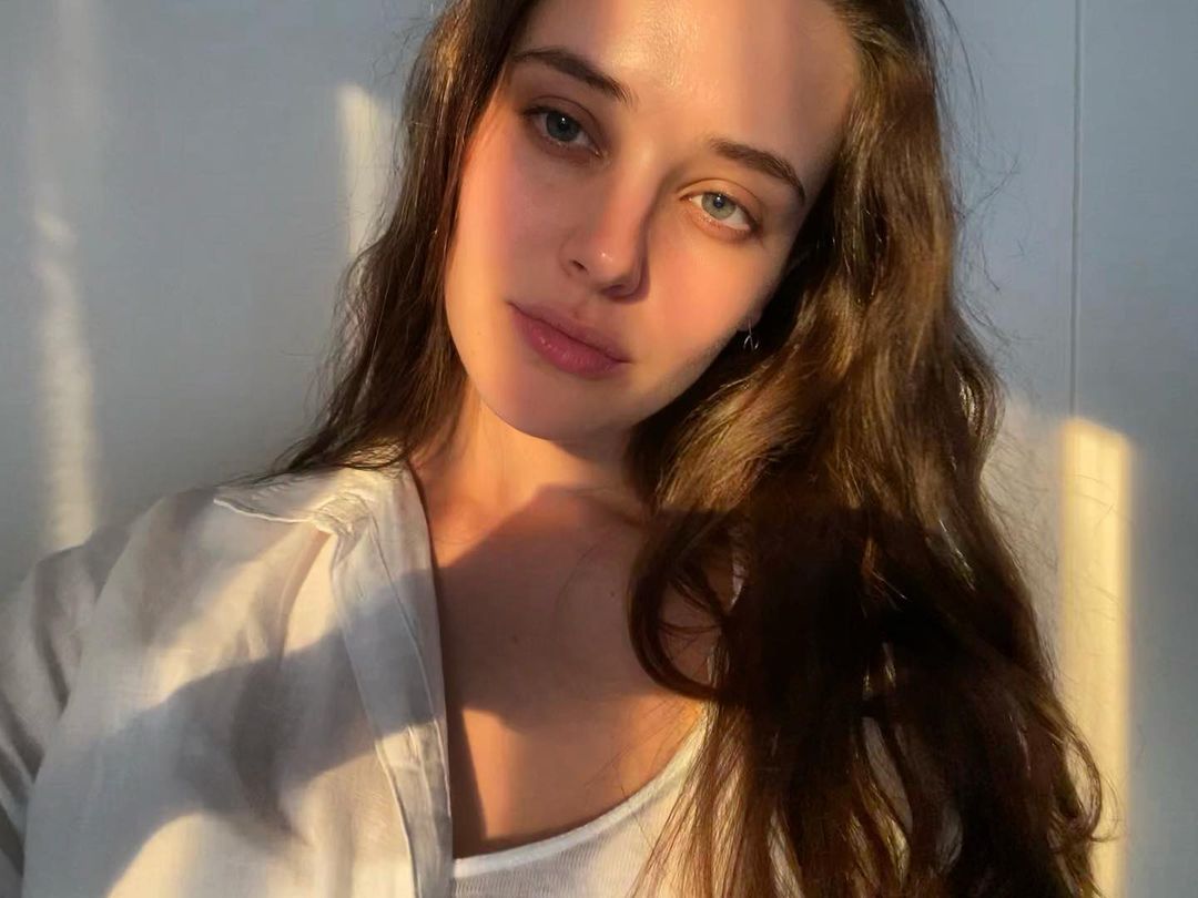 Katherine Langford does not have any beef with her sister, Josephine Langford. 