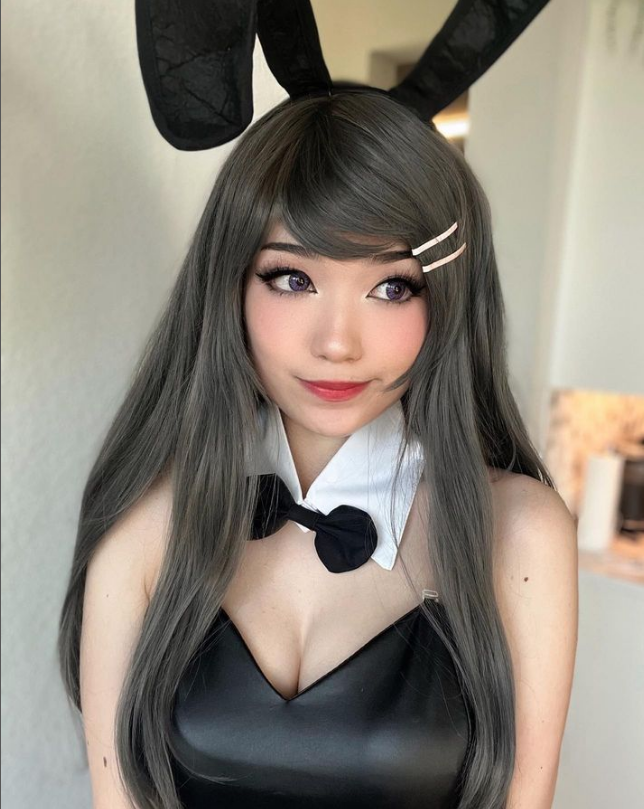 Emiru cosplayed Mai Sakurajima from Rascal Does Not Dream of Bunny Girl Senpai.