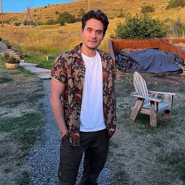 John Mayer has not been dating and does not have a girlfriend.