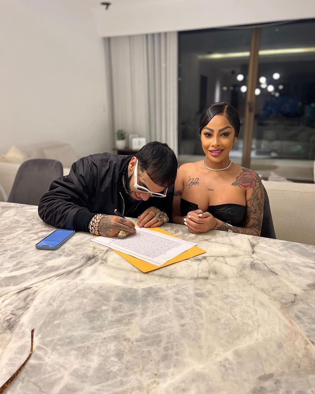 Yailin la Mas Viral with her husband, Anuel AA, on the day they married. 