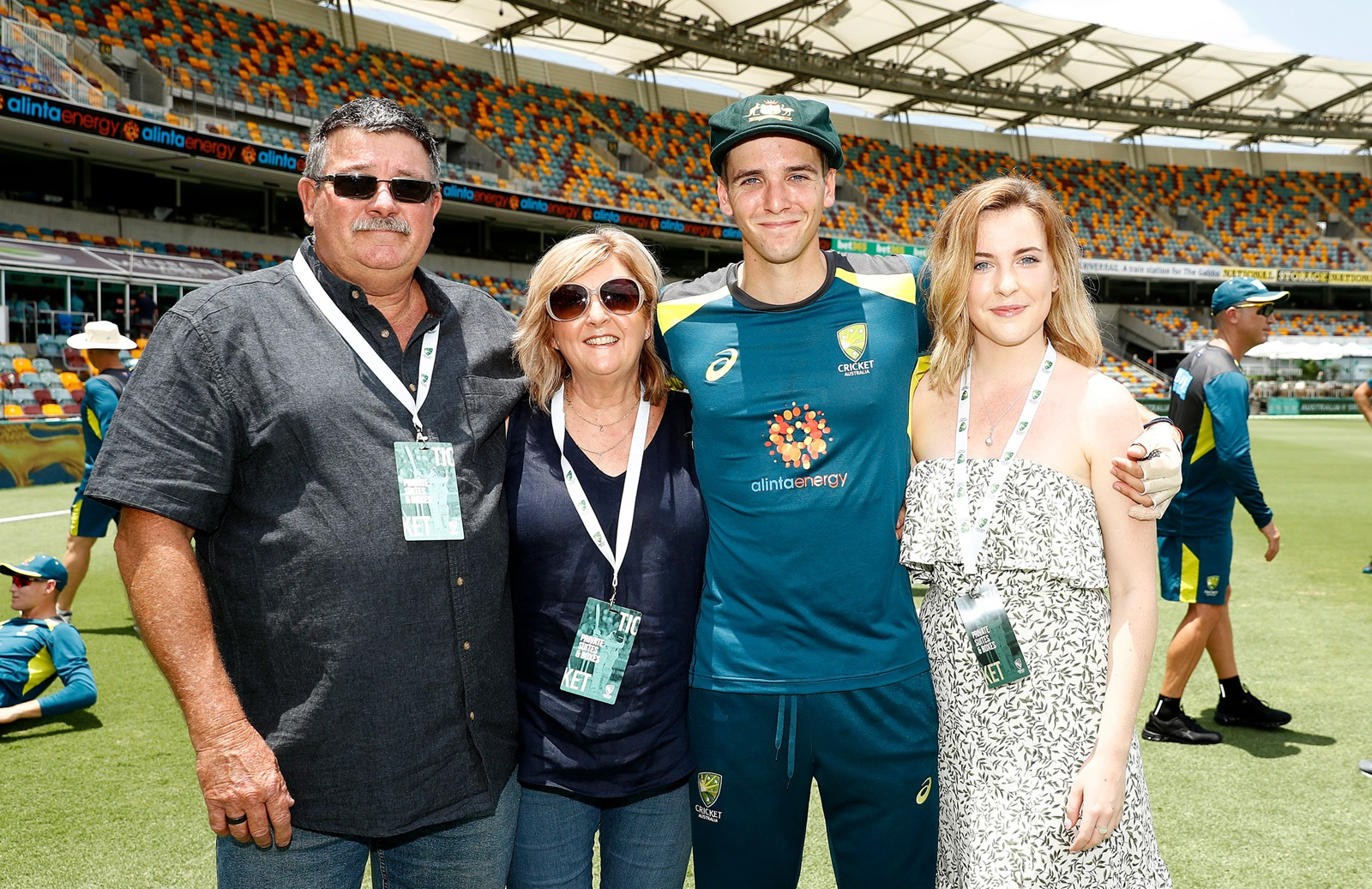 Jhye Richardson with his parents and girlfriend