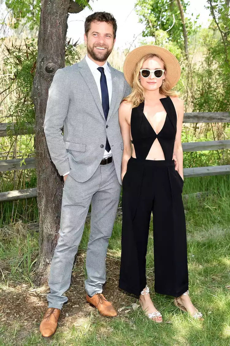 Joshua Jackson and Diane Kruger outdoors