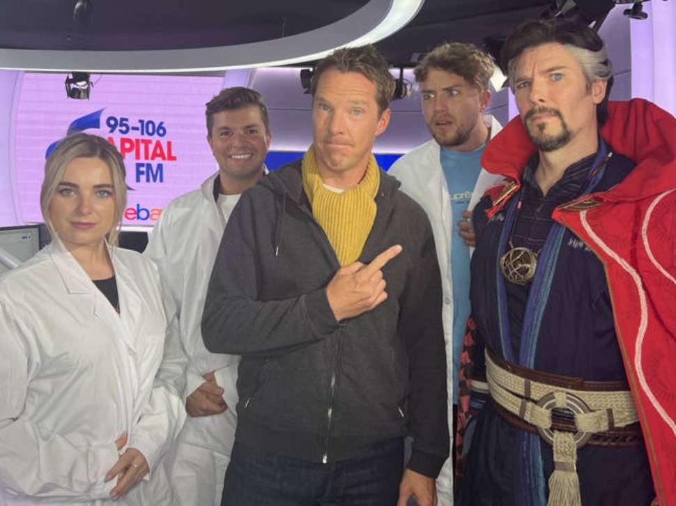 Benedict Cumberbatch meets his doppelgänger at the Doctor Strange premiere. 