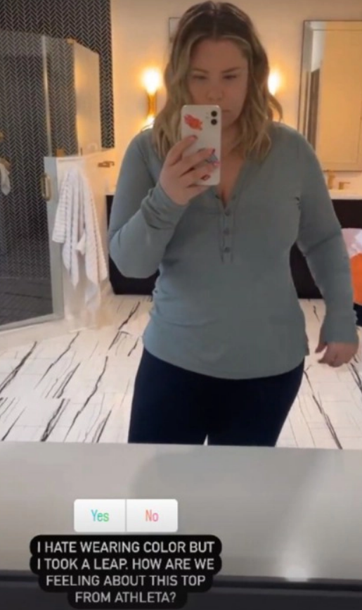 Kailyn Lowry flaunting her trim body. 