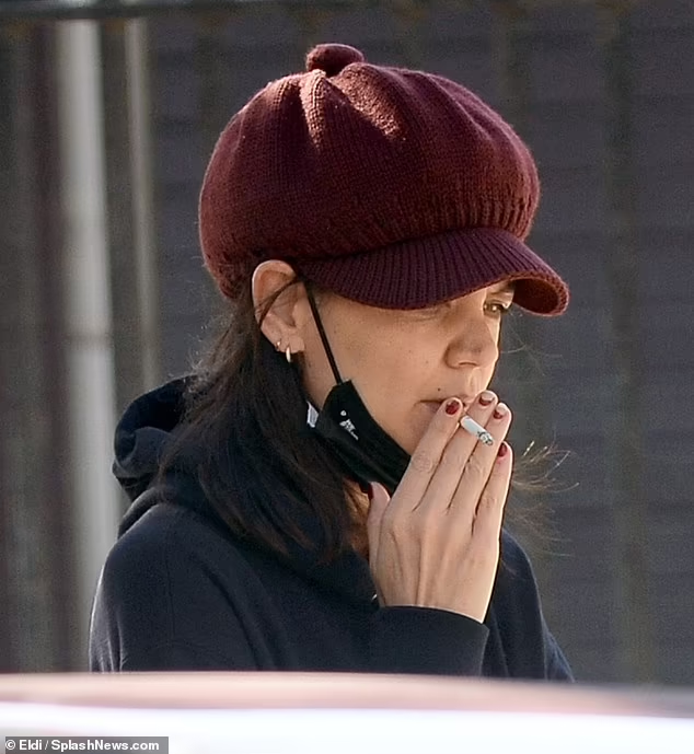 Katie Holmes trying to smoke secretly but could not hide from photographers 