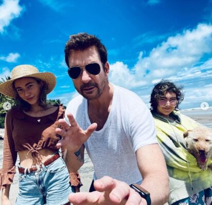Dylan McDermott and his daughters enjoying in Costa Rica (Source: Instagram) 