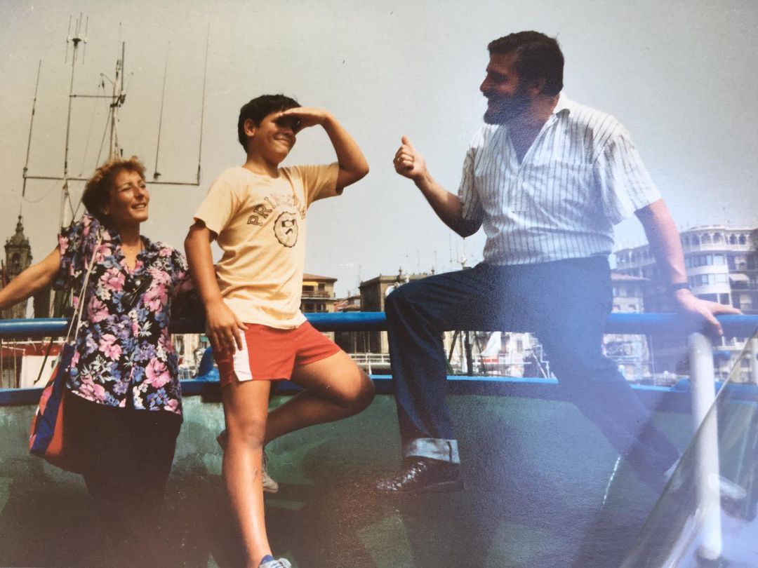 Sergio Peris-Mencheta’s throwback picture with his parents. 