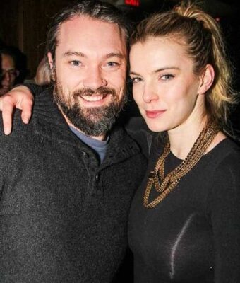 Betty Gilpin with her husband Cosmo Pfeil (Source: Pinterest) 