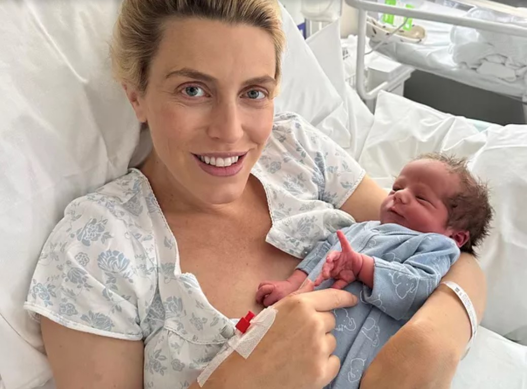 Clarissa Ward became a mother for the third time. 