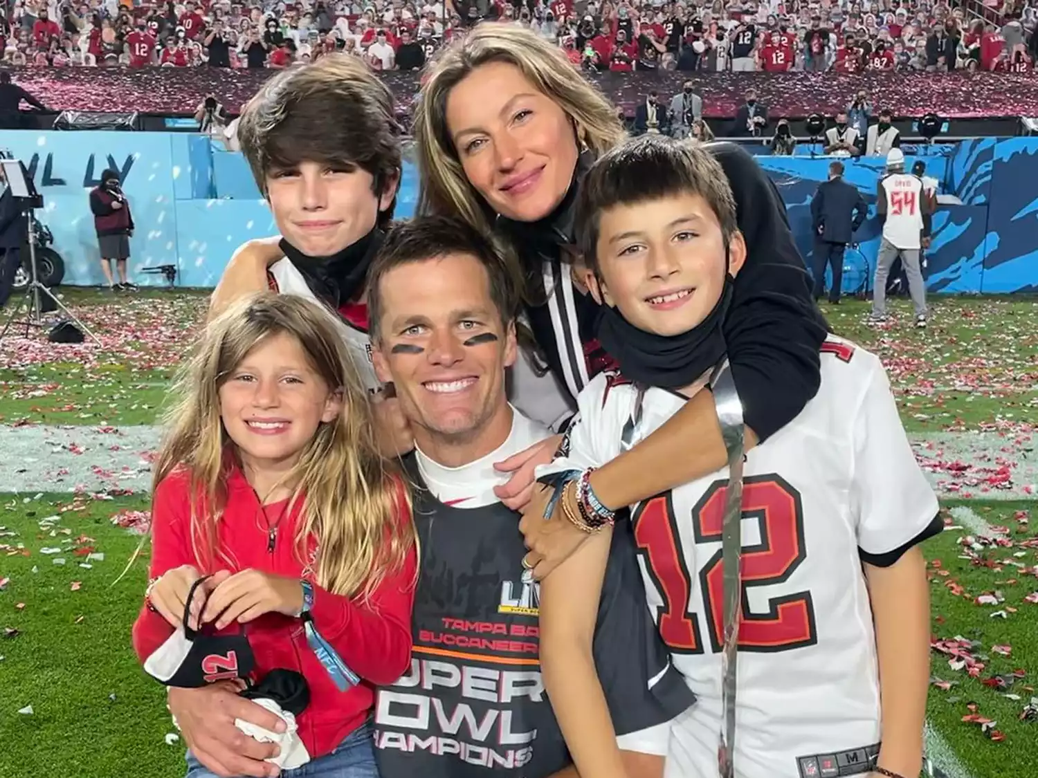 Tom Brady and Gisele Bündchen with their children 