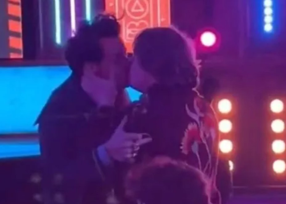 Lewis Capaldi kissed Harry Style during the award show. 