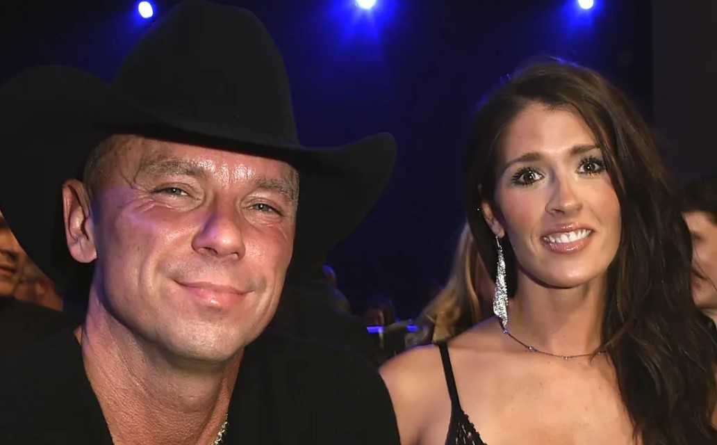 Kenny Chesney has been in a relationship with Mary Nolan for a decade. 