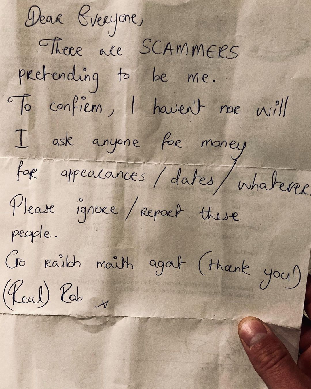 Robert Sheehan wrote a handwritten note to make people aware of scammers and their scams.