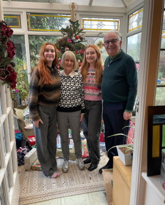 Amelia Dimoldenberg with her parents and sister clicking picture on Christmas.