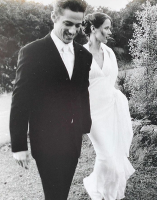Amy Acker and her husband James Carpinello wedding day picture