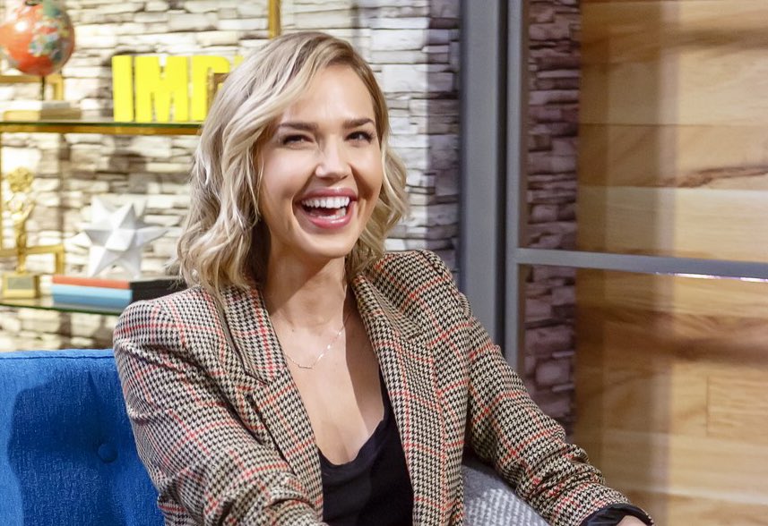 Arielle Kebbel is not married and does not have a husband.