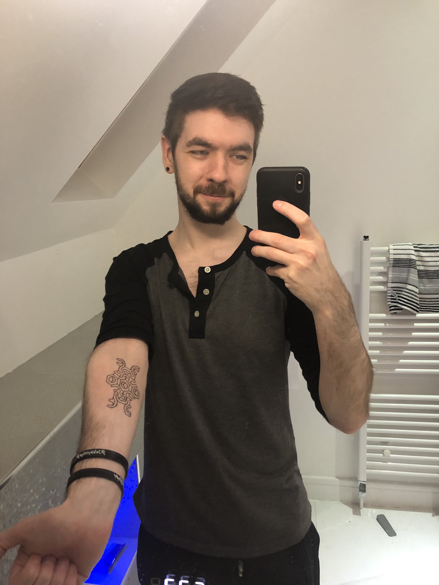 Jacksepticeye showing his Shadow of the Colossus tattoo