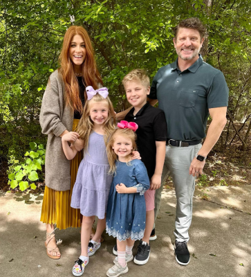 Jennifer Todryk with her husband and 3 kids 