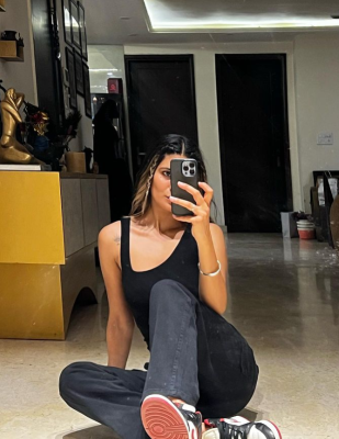 Shahneel Gill taking mirror selfie