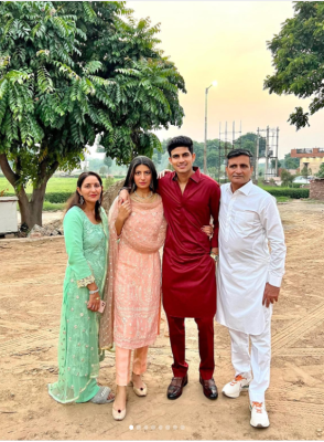 Shubman Gill with his sister Shahneel Gill and parents clicking family photo