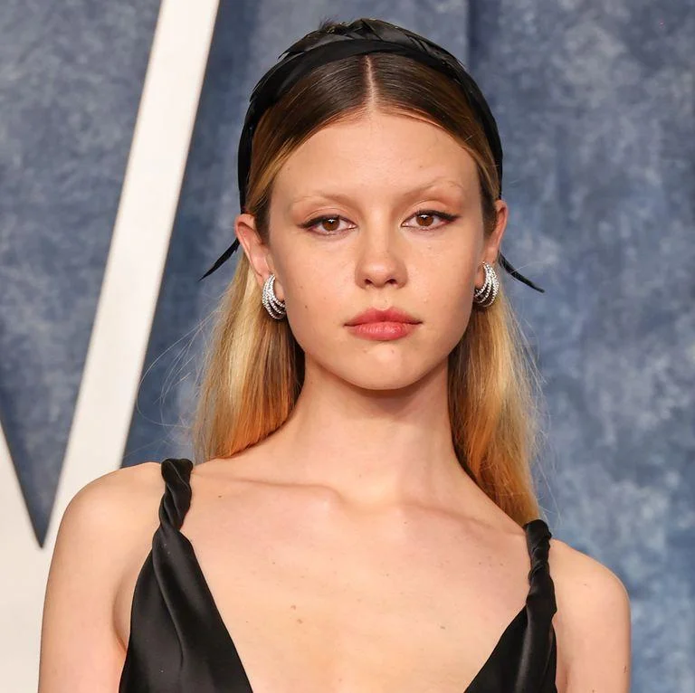 A picture of Mia Goth with a thin layer of eyebrows