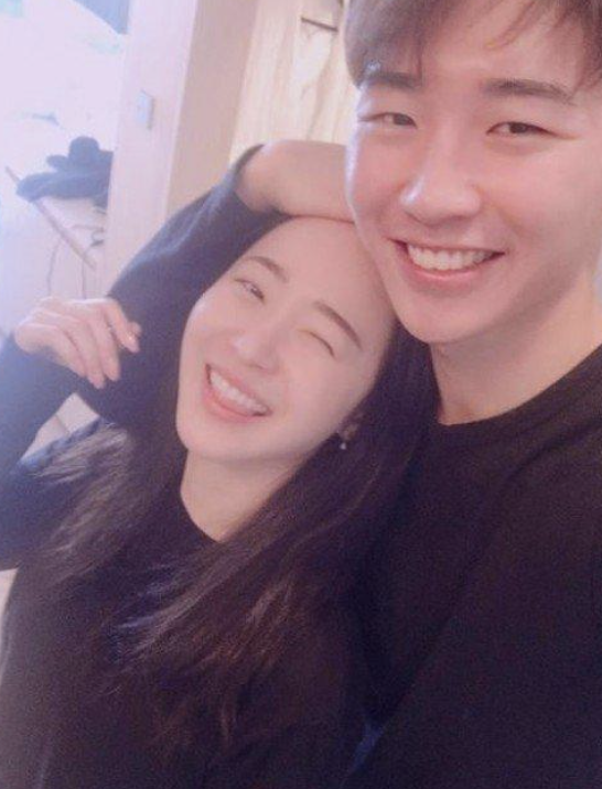 Son Heung-Min taking a selfie with his now-former GF Yoo So-young