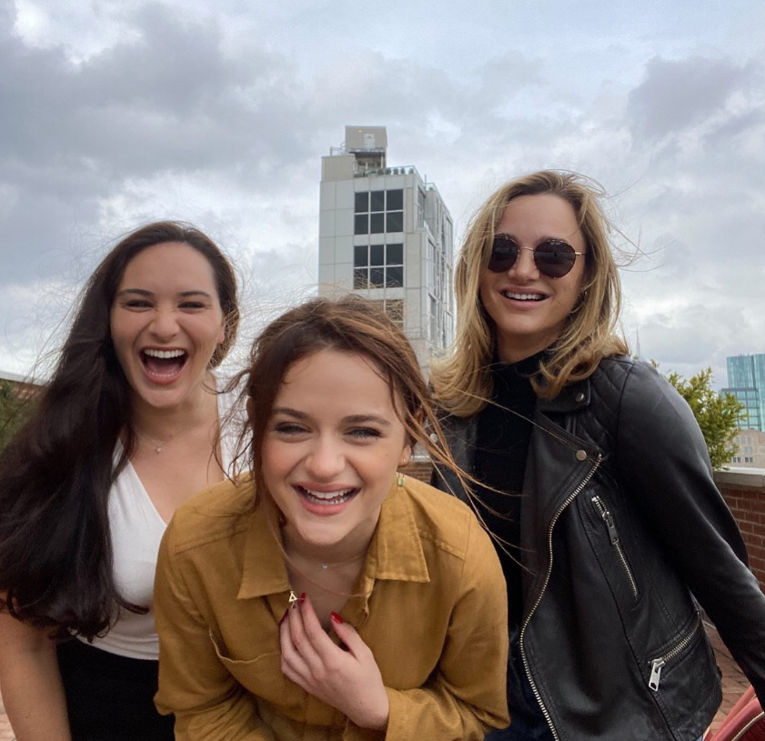Hunter King with her two sisters Kelli King and Joey King.
