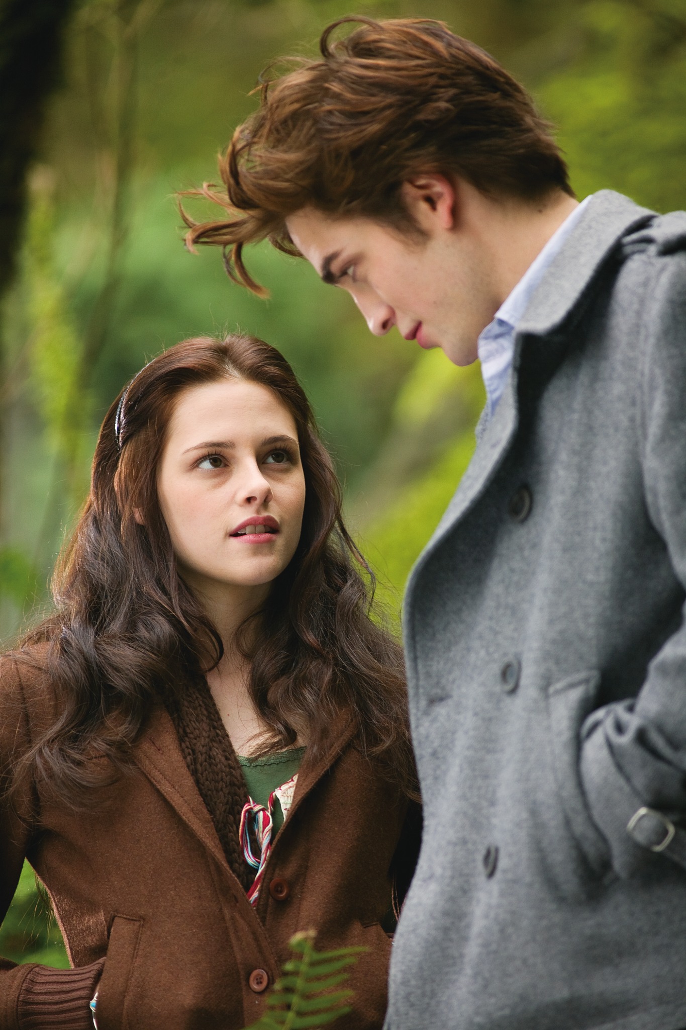 Kristen Stewart and Robert Pattinson in a behind-the-scene picture from 'Twilight'