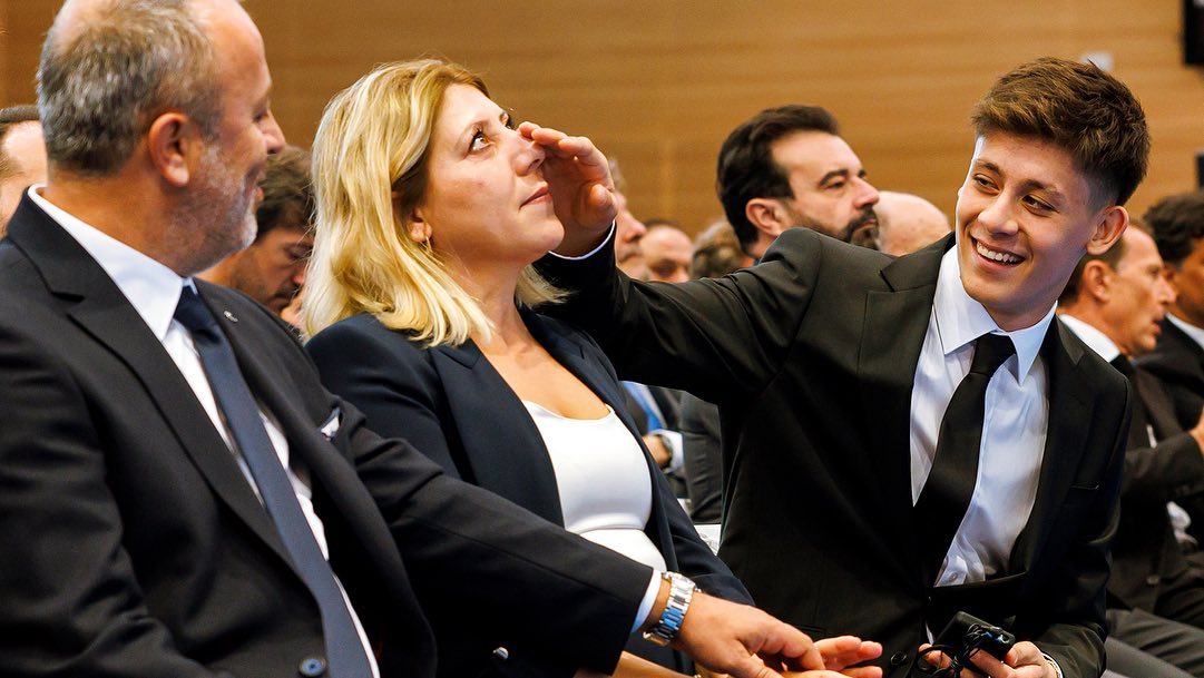 Arda Güler wiping away his mother Serap Güler's tears during his Real Madrid presentation