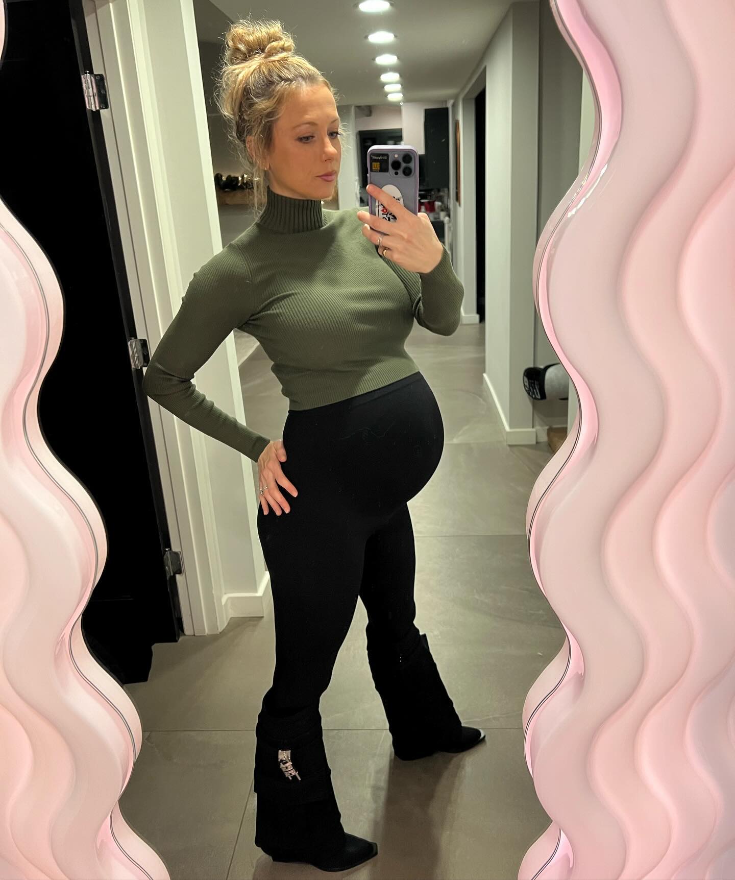 Iliza Shlesinger flaunting her baby bump during her second pregnancy