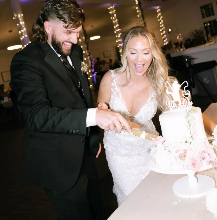 Jared Kelderman and his wife, Kristi Ford, cutting their wedding cake