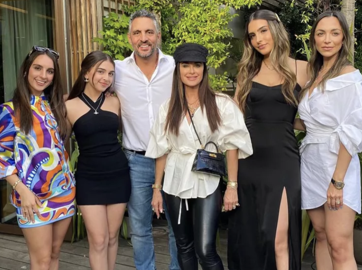 Kyle Richards and Mauricio Umanksy with their daughters 
