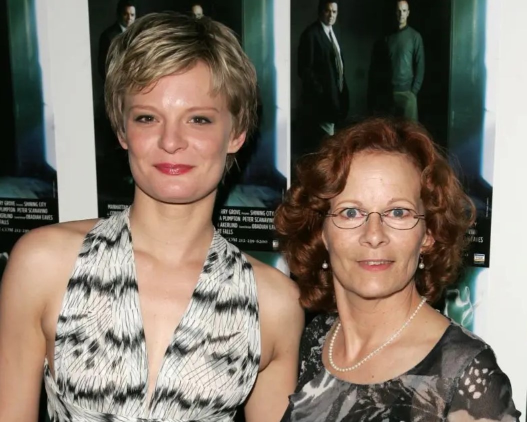 Martha Plimpton's mother, Shelley Plimpton, is also a well-known actress. 