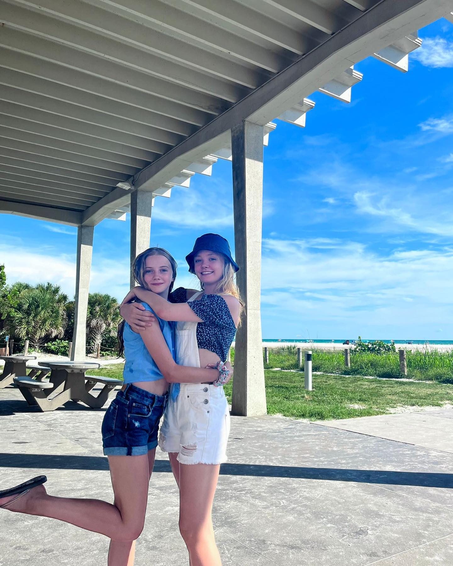 Evie Templeton with her older sister, Jess Templeton, in Florida