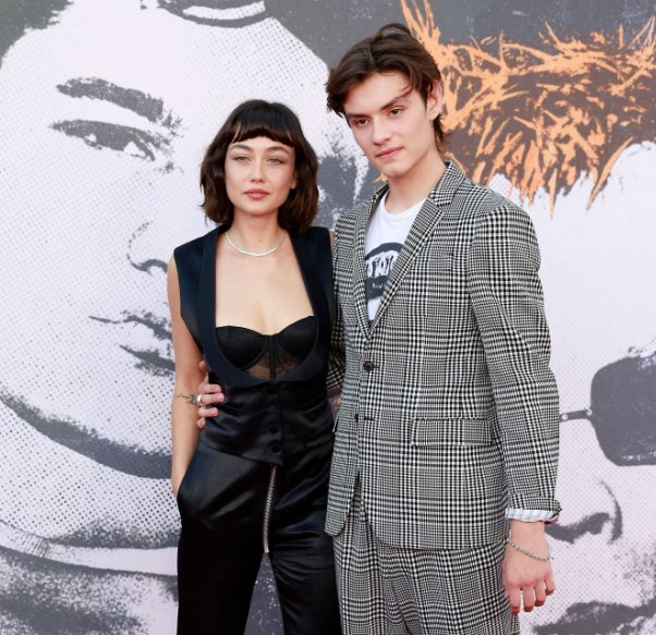 Sydney Chandler with her reported boyfriend Louis Partridge at the premiere of FX's 'Pistols'